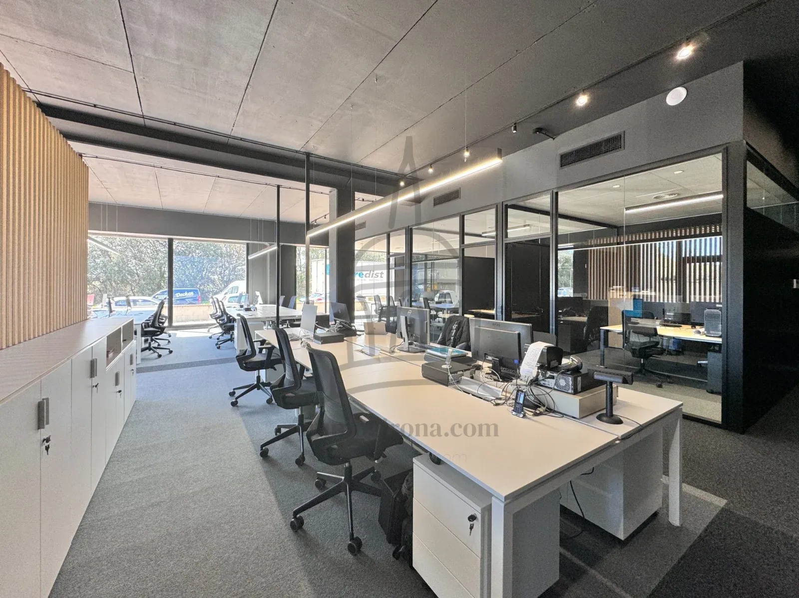 Nave industrial con oficinas, almacén y altillo – Parcela de 868 m² en el Polígono de Domeny (Girona)