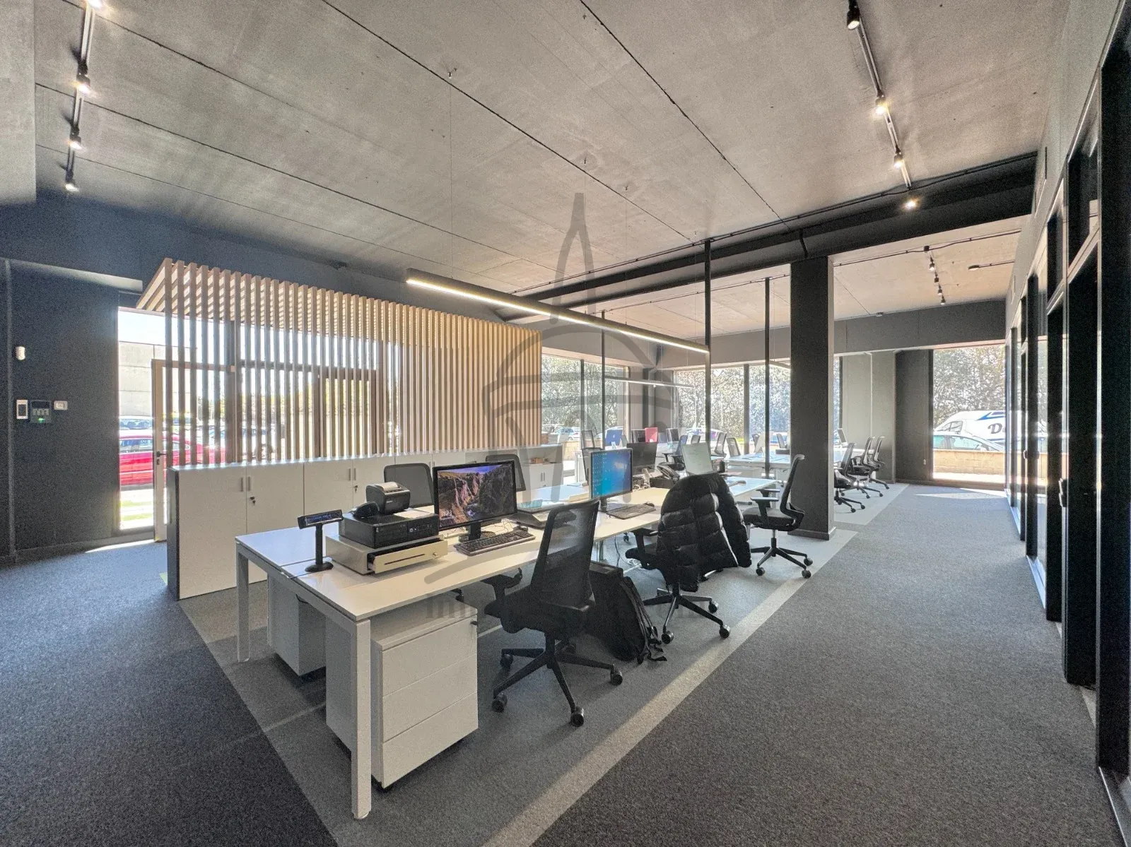 Nave industrial con oficinas, almacén y altillo – Parcela de 868 m² en el Polígono de Domeny (Girona)