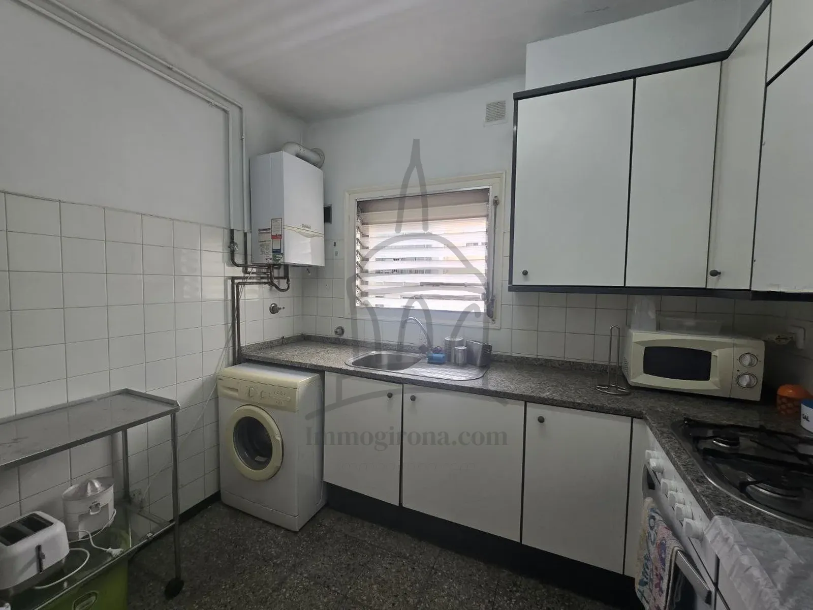 🏡 Spacious and Bright Apartment for Sale in the La Creu Area – Girona